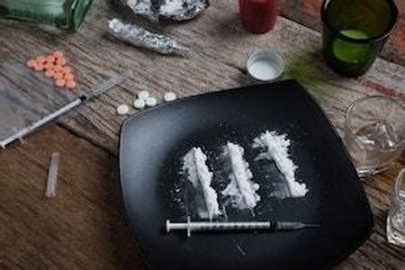 is drug paraphernalia illegal in illinois