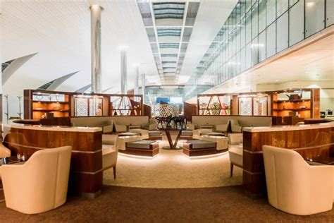 is emirates lounge free for business class