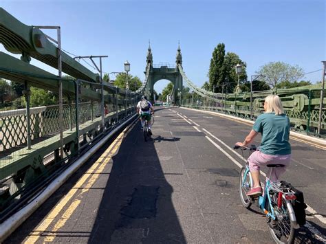is hammersmith bridge open to cyclists