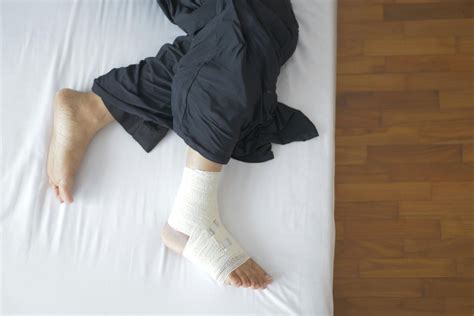 is it easy for a first aider to tell the difference between a sprain and a fracture