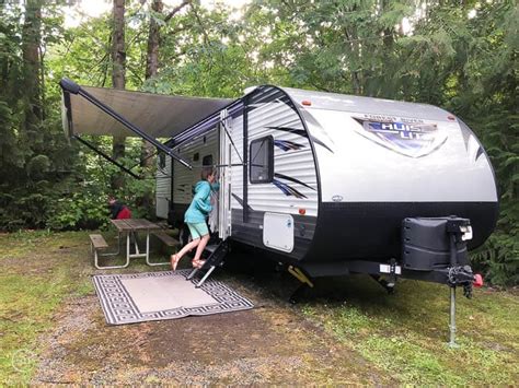 is it possible to live full time in an rv