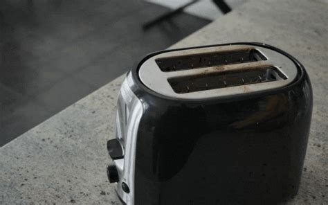 Is It Safe To Put A Fork In A Toaster