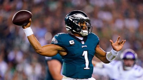 is jalen hurts playing for the eagles