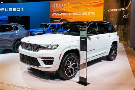 is jeep grand cherokee a full size suv