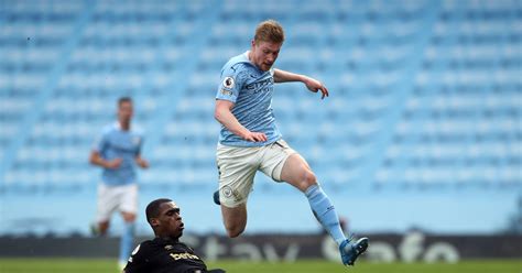 is kevin de bruyne left or right footed