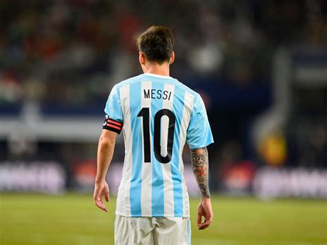 is messi number 10