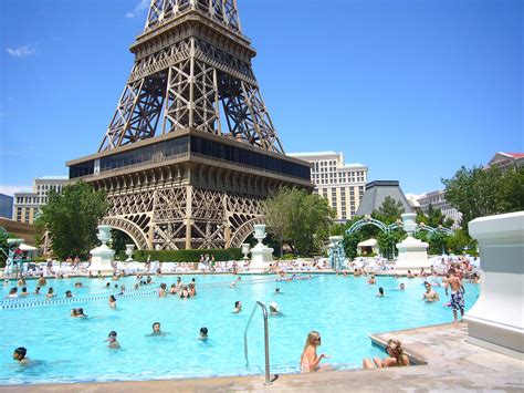 is paris pool in las vegas open all year
