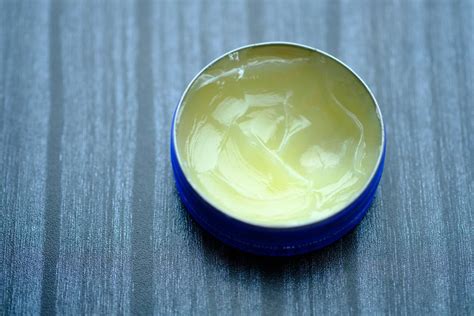 is petroleum jelly safe for eyes