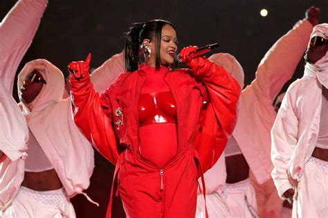 is rihanna pregnant in the halftime show