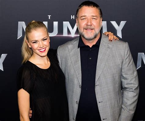 is russell crowe married now