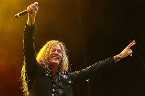 is sebastian bach touring with skid row