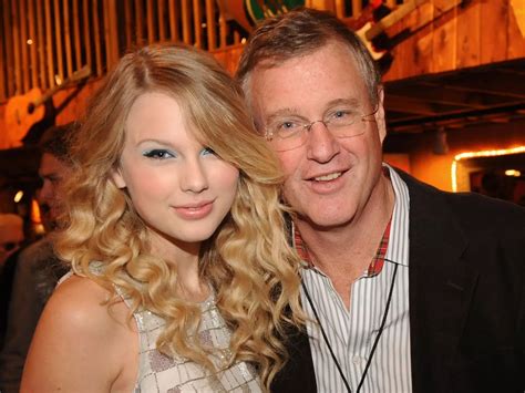 is taylor swift's dad her manager