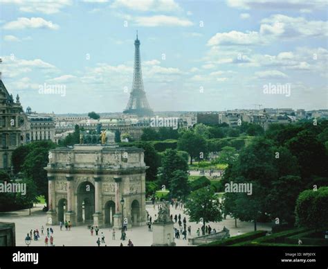 is the arc de triomphe close to the eiffel tower
