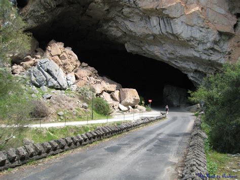 is the road to jenolan caves open