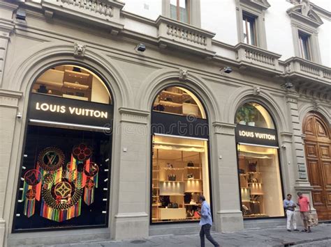 is there a louis vuitton outlet in italy