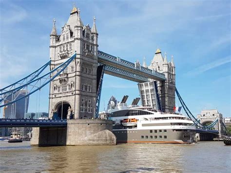 is tower bridge open to traffic