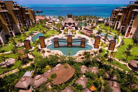 is villa del palmar cancun in the hotel zone