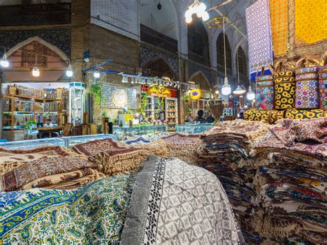 isfahan bazaar opening hours