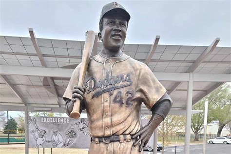jackie robinson statue destroyed