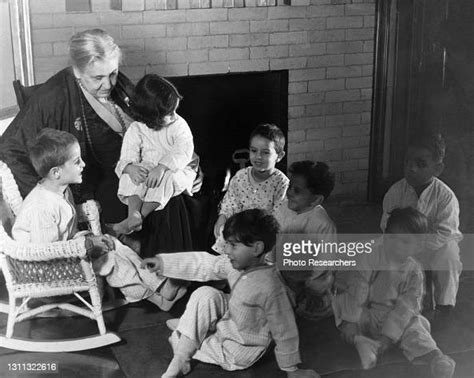 jane addams and the settlement house movement