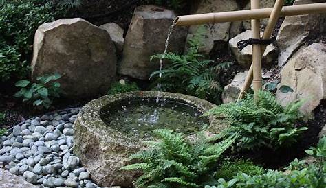 Un Jardin Zen A L Esprit Asiatique Fontaine Bambous Et Arbres