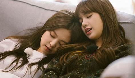 Jennie And Lisa Blackpink House BLACKPINK LISA HUGS JENNIE IN BED! 💓 JENLISA (BLACKPINK