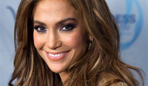 Jennifer Lopez bangs and long hair with highlights hair style #JLO #