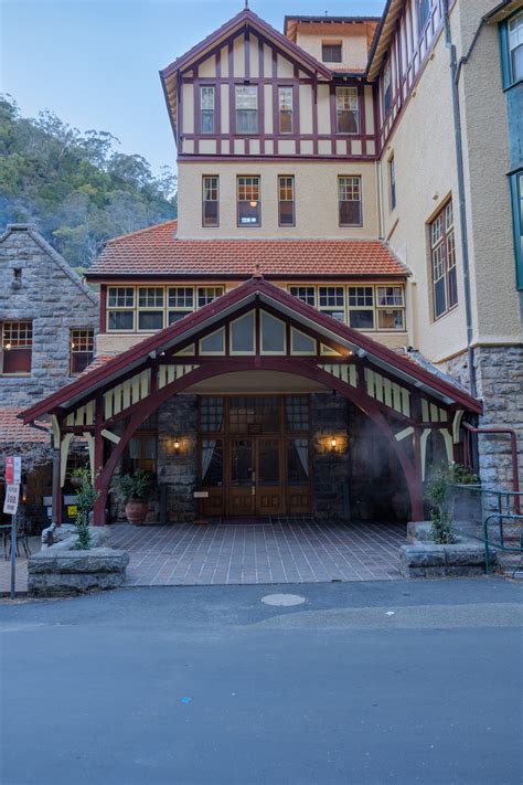 jenolan caves house contact number
