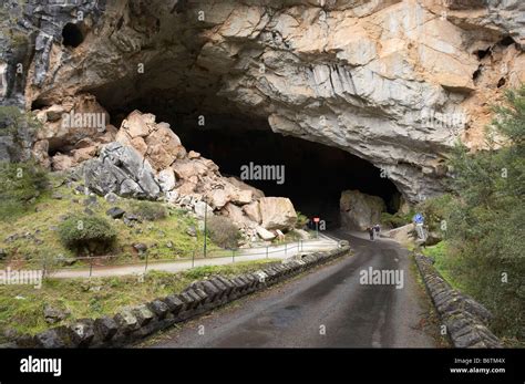 jenolan caves road closure