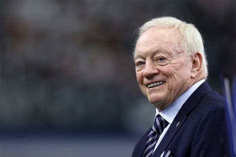 jerry jones at game