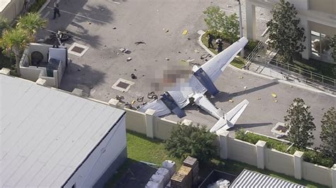 jet crashes into building