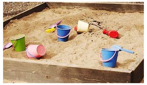 Jeux dans le bac à sable. Construisons le bac à sable