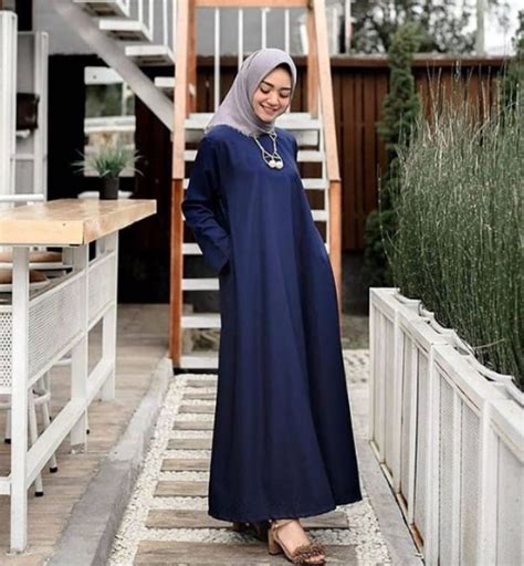 11 Gambar Baju Biru Navy Cocok Dengan Jilbab Warna Apa