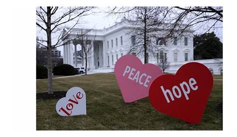 Jill Biden Valentines Decor Ated The White House Lawn With Valentine's Day