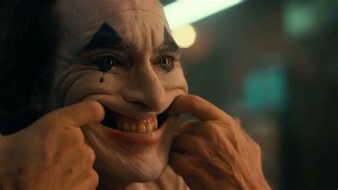 joaquin phoenix joker smile