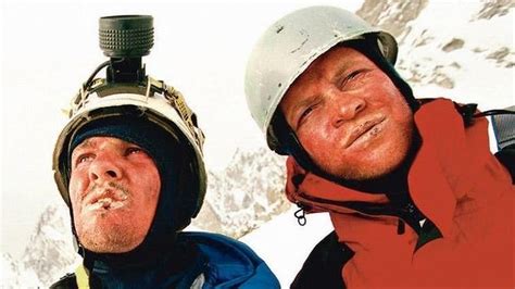 Mountain climbers, Simon Yates & Joe Simpson relaxing at table in... Photo d