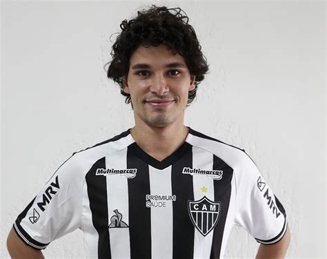 jogo do galo com jogadores de futebol