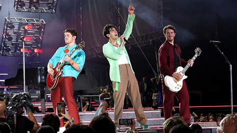 jonas brothers tour set