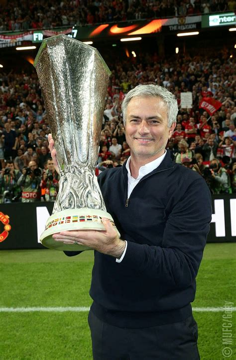 jose mourinho europa league trophy with porto