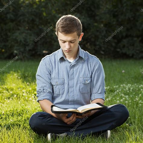 joven leyendo la biblia