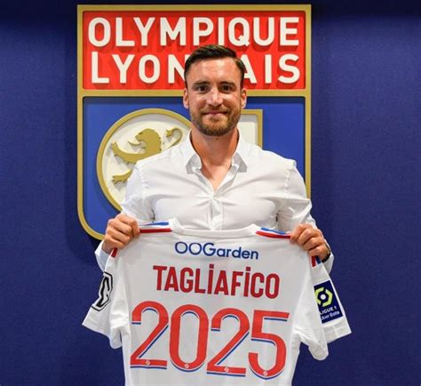 jugador del olympique de lyon