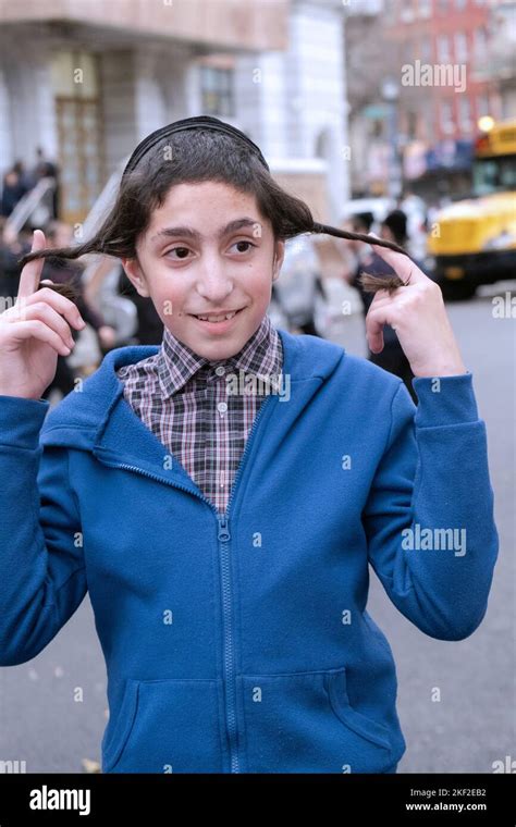 Un homme juif aux cheveux longs et à la barbe tient un livre de la