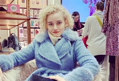 julia garner actress parents