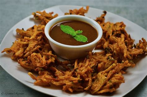 kanda bhaji pav recipe mumbai style onion pakoda pav