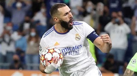 karim benzema plays what position