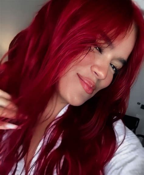 karol g pelo rojo