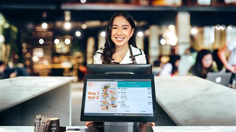 Kasir sedang melayani pelanggan di toko