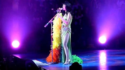 katy perry passes out on stage