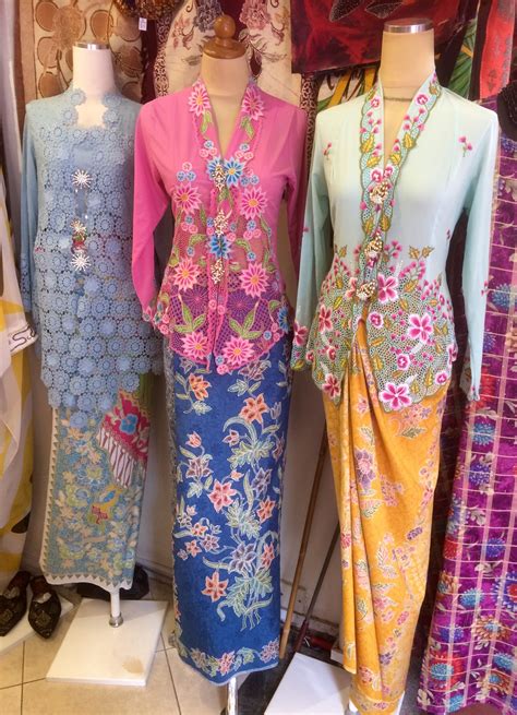 Kebaya dengan Motif Modern