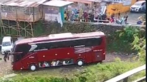 Berita Foto Ngerinya Kecelakaan Bus Wisata vs Truk di Tol Ngawi